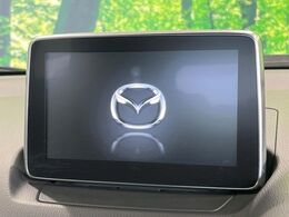 【マツダコネクトナビ】車内の雰囲気にマッチした一体型タイプのナビ。各種車輌設定やBluetooth再生等、様々な機能が楽しめます。直感的なダイヤル操作が可能で、使い勝手も良好です。