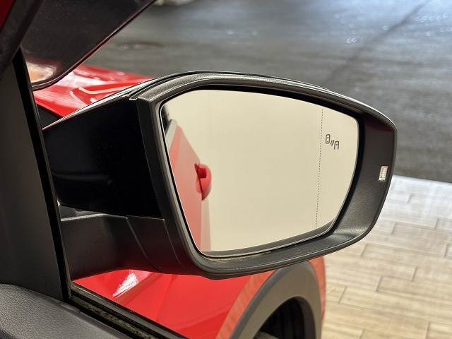 【ブラインドスポットモニター（BSM）】車線変更時に車両後方から来る車両を検知し安全をサポートする装置です。