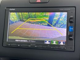 【バックカメラ】駐車時に後方がリアルタイム映像で確認できます。大型商業施設や立体駐車場での駐車時や、夜間のバック時に大活躍！運転スキルに関わらず、今や必須となった装備のひとつです！