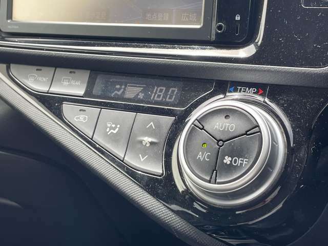 オートエアコン付きで車内はいつも快適な温度に保たれます！
