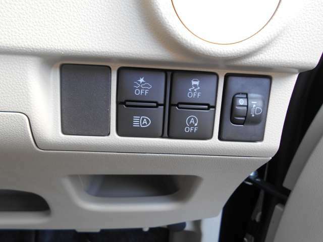 運転席側でオートライト　アイドリングストップ　ご発進抑制装置　横滑り防止スイッチの操作が可能です。