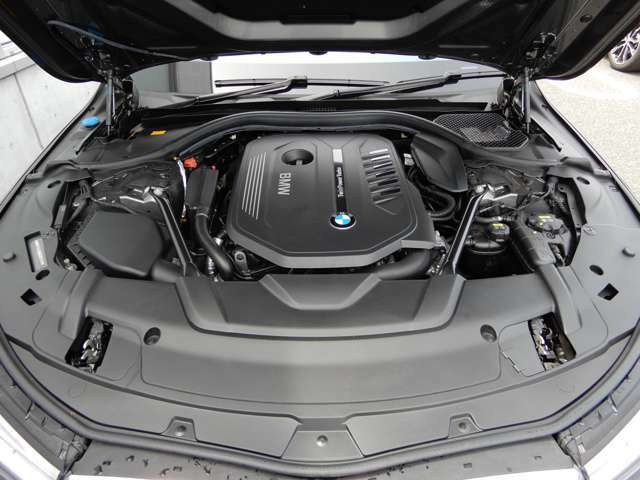 直列6気筒BMWツインパワー・ターボ・エンジン。出力240kW〔326ps〕/5500rpm（カタログ値）、トルク450Nm〔45.9kgm〕/1,500-5,200rpm（カタログ値）♪