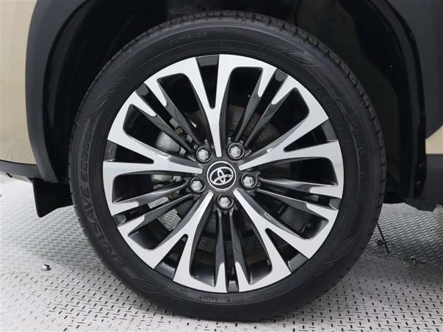 215/50R18タイヤ＆18インチアルミホイール(切削光輝/センターオーナメント付)を装着しています。