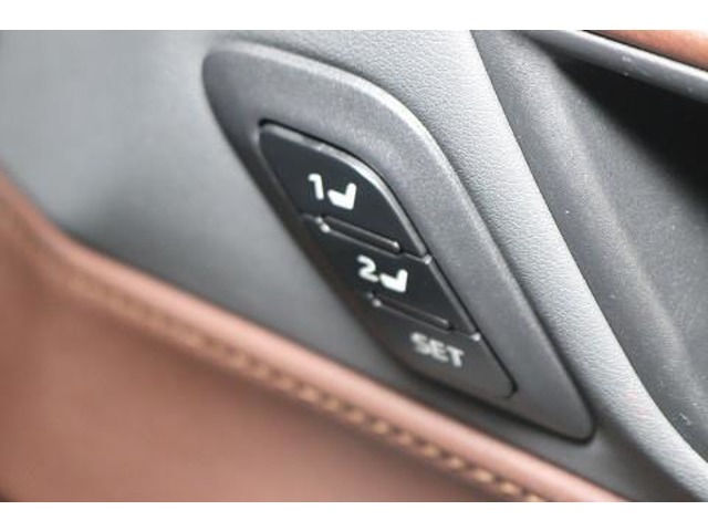 シートメモリー機能。シート位置を記憶させるとワンタッチで、設定したシート位置に可動します。