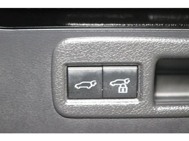 このボタンを押すと、トランク（バックドア）を電動で開閉できます。
