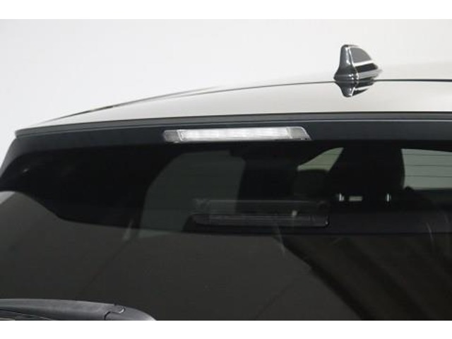目線の高さに近いストップランプが、後続車にブレーキを踏んだことを知らせるので安全性もUPします。