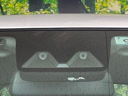 【スマートアシスト】走行中に前方の車両等を認識し、衝突しそうな時は警報とブレーキで衝突回避と被害軽減をアシスト。より安全にドライブをお楽しみいただけます。