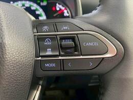 【レーダークルーズコントロール】装備車両です。レーダーやカメラを使って前を走るクルマの状況を検知して速度を調整してくれます。遠距離ドライブの高速道路などでは大活躍で疲労軽減に役立ちます。
