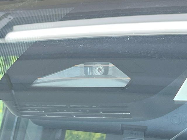 【トヨタセーフティセンス】走行中に前方の車両等を認識し、衝突しそうな時は警報とブレーキで衝突回避と被害軽減をアシスト。より安全にドライブをお楽しみいただけます。
