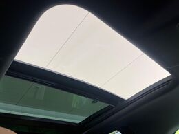 ◆スライディングガラスルーフ『シェードが後部座席までしっかり開閉します。この装備があるだけで室内の解放感が上がり素敵なドライブを存分にお楽しみいただけます。』