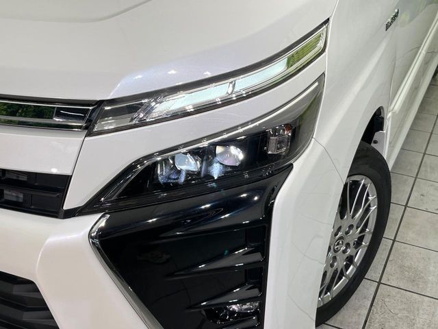 【LEDヘッドライト】悪天候や夜間走行時も良好な視界を確保し安心して運転できる高輝度LEDヘッドライトを装備！点灯速度が早く、消費電力も抑えられています。