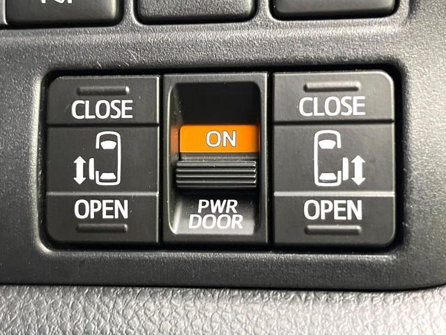【両側パワースライドドア】スマートキーや運転席のスイッチで後席両側スライドドアの開閉が可能♪電動だから力を入れてドアを開ける必要が無く、小さなお子様でも簡単に開け閉めでき快適です♪