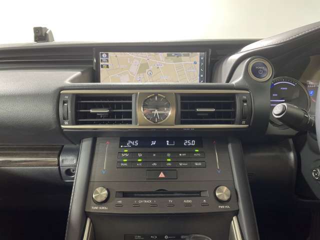 【グローブボックス】『グローブボックス』の画像になります。車検証ケースや日頃使う小物類の収納に便利ですね！