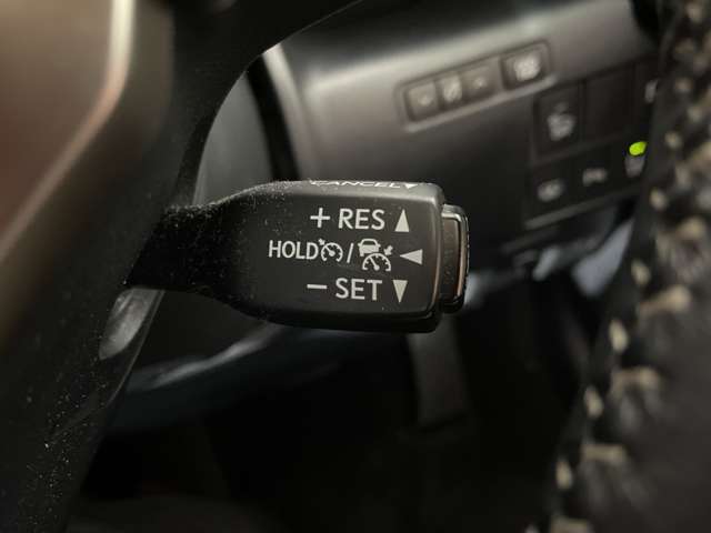 【レーダークルーズコントロール】アクセルを踏まなくても、設定した速度で走行できます！先行車との車間距離を適切に維持する追従走行の機能も有しています。機能には限界があるためご注意ください。