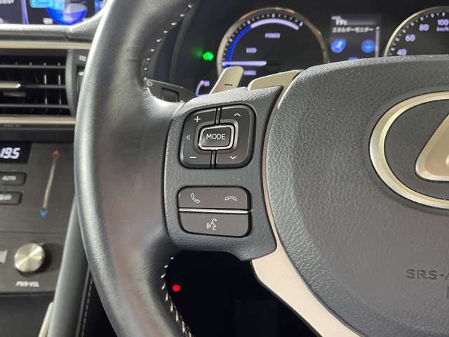 【ステアリングスイッチ】手元のボタンから、オーディオやナビなどの操作ができるので、よそ見をせずに安全に運転に集中できます！