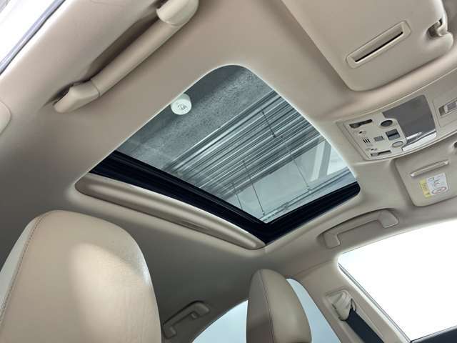 【ムーンルーフ】天井から太陽の穏やかな光や爽やかな風を取り込むことができる、レクサスの「サンルーフ」です！頭上のスイッチでムーンルーフを開閉することができます。