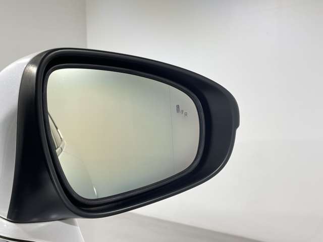 【ブラインドスポットモニター（BSM）】ドアミラーでは確認しにくい、後側方エリアに存在するクルマや、急接近してくるクルマを感知してお知らせすることで、不意の衝突を回避をサポートします！