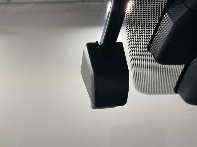 【ドライブレコーダー】映像・音声などの運転中の記録を残します。事故などを起こした起こされた時の証拠になりえますので、もしも時でも安心ですね。