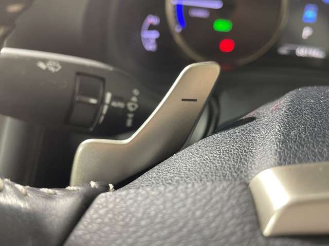 【運転席】座り心地が良いシートなので長時間の運転でも快適にお過ごしいただけます。新品のフロアマットのご注文も可能です。掲載箇所以外にご希望の写真がございましたらお気軽にお問い合わせ下さい。