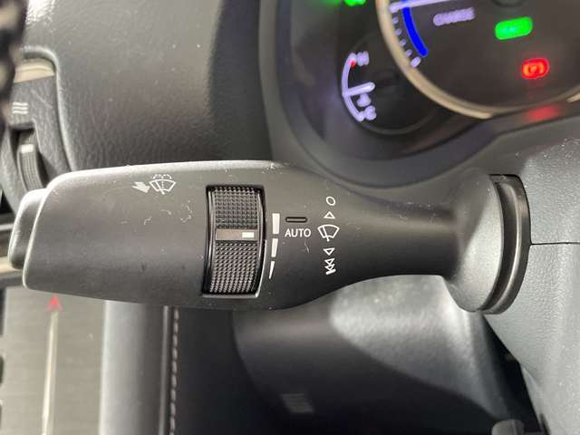 【オートワイパー（AUTO）】雨が降り出した時に、雨滴検出用センサー（レインセンサー）が雨滴を感知すると、自動でワイパーが動作します。