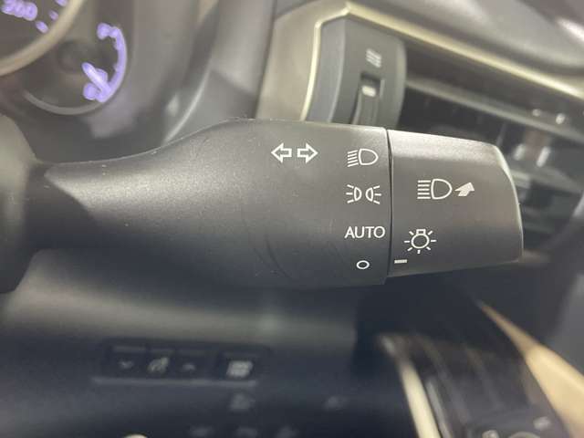 【オートライト（AUTO）】外の明るさをシステムが感知して、自動でヘッドライトが点灯します！ヘッドライトをつけ忘れを防ぐ便利機能です。