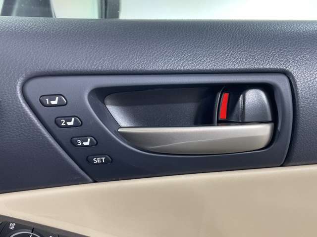 【ポジションメモリー（パワーシート）】それぞれのスイッチを押すと、あらかじめ設定したドライビングポジションに自動で調整してくれます。シートポジションがしっかり決まると、毎日の運転が楽になりますね！
