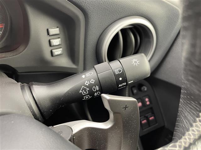 【オートライト（AUTO）】外の明るさをシステムが感知して、自動でヘッドライトが点灯します！ヘッドライトをつけ忘れを防ぐ便利機能です。