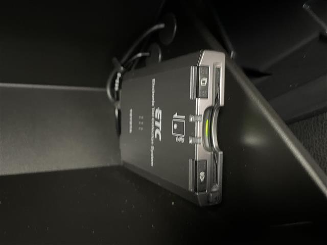 【ETC】有料道路を利用する際に料金所で停止することなく通過できる、ETC車載器（ノンストップ自動料金収受システム機器）が装備されています。セットアップを行うことで利用可能になります。