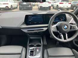 全方位カメラ　ナビ　ブラックレザーシート　ハーマンカードンHIFIスピーカー　ヘッドアップディスプレイ　Mスポーツデファレンシャルエアロダイナミックパッケージ　Mスポーツブレーキ　コンフォートアクセス