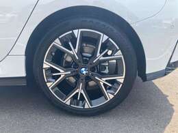 全方位カメラ　ナビ　ブラックレザーシート　ハーマンカードンHIFIスピーカー　ヘッドアップディスプレイ　Mスポーツデファレンシャルエアロダイナミックパッケージ　Mスポーツブレーキ　コンフォートアクセス