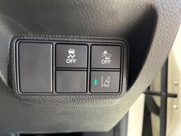 【ホンダセンシング】走行中に前方の車両等を認識し、衝突しそうな時は警報とブレーキで衝突回避と被害軽減をアシスト。より安全にドライブをお楽しみいただけます。