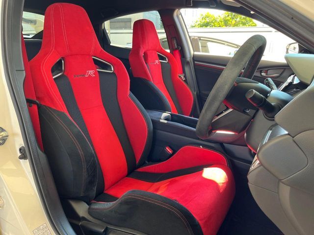 【専用スポーツシート】ホールド性に優れ、カーブ時の体が流れを抑制してくれます。また、体にフィットするから腰や背中が疲れにくく、ロングドライブや高速走行でも快適にお過ごしいただけます♪