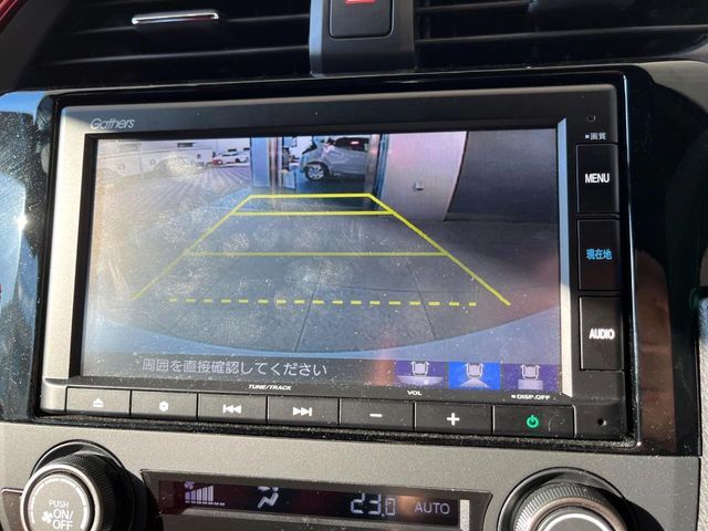 【バックカメラ】駐車時に後方がリアルタイム映像で確認できます。大型商業施設や立体駐車場での駐車時や、夜間のバック時に大活躍！運転スキルに関わらず、今や必須となった装備のひとつです！