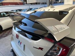 【大型リヤスポイラー】スポーツカーらしさがグッと引き立つ大型リヤスポイラーを装着♪高速走行時のスタビリティ（走行安定性）向上に役立ちます。