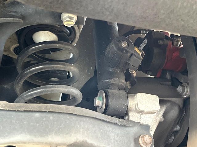 お車を安心してお乗りいただく為には、足回りの定期点検が欠かせません。サービスサポート（有償保証）では無料点検もご提供しており、安心のカーライフをお過ごしいただけるサポート体制が整っています。