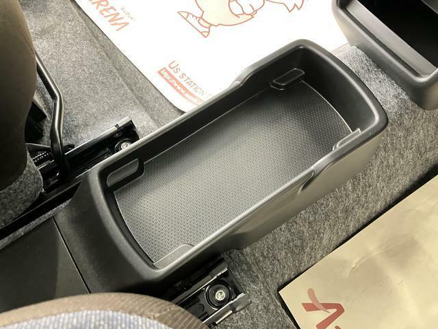 運転席・助手席間のオープントレイには、BOXティッシュを置くことができます。