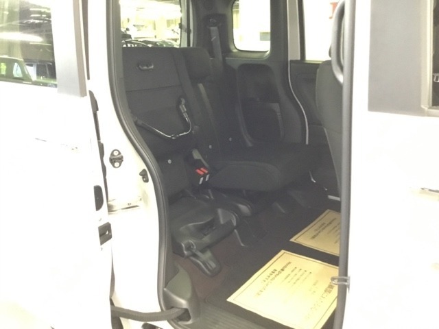 後席の座面をはねあげると、後席のあったスペースがそのまま高さのある荷室空間に！背の高い荷物も横にせずそのまま積み込めます。もちろん左右片方だけのアレンジも可能です。