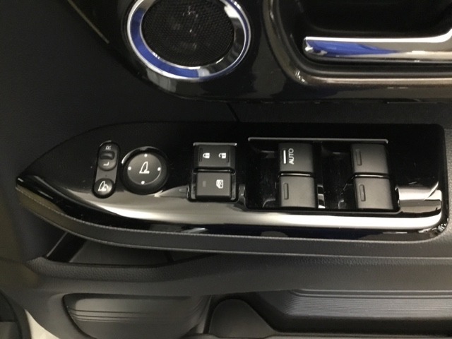 【パワーウィンドウスイッチ】ワンタッチで、パワーウインドウやドアミラーを操作できます。