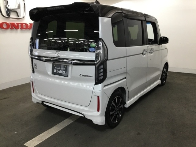スポーティー＆スタイリッシュな、大型テールゲートスポイラー。