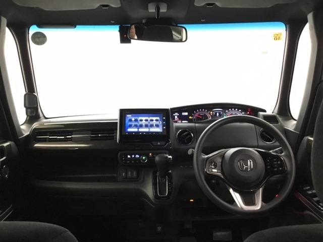 フロントガラスが大きく、ワイドな視界で運転もしやすくなるように設定されています。