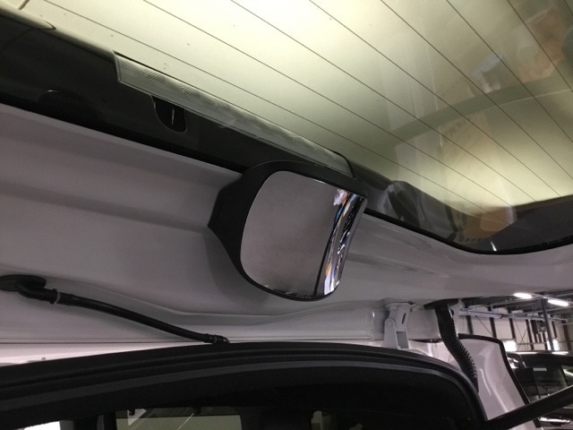 【後方視角支援ミラー】車両の後方付近を視覚的に確認するミラーです。広角ミラーとして設計されており、死角になりやすい後方付近の確認に役立ちます。