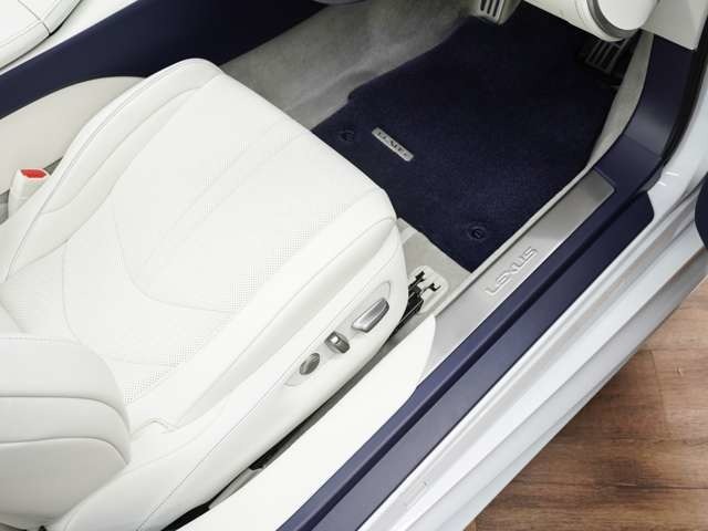 全国納車昨年400件以上の実績が御座います！遠方のお客様、現車確認が出来ないお客様にも、当店レクサスプロスタッフが、出来る限りサポート致します！ご不安な点があれば、お気軽にお問合せ下さい♪