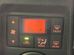 【オートエアコン】一度お好みの温度に設定すれば、車内の温度を検知し風量や温度を自動で調整。暑い…寒い…と何度もスイッチ操作をする必要はありません。快適な車内空間には必須の機能ですね♪