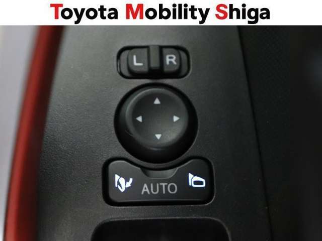 便利な電動格納ドアミラーも装備しております。駐車時にボタン一つで折り畳む事が出来るので便利ですよ。