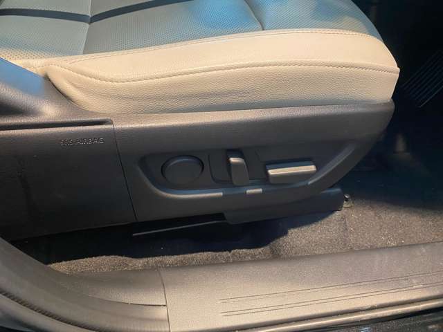 パワーシートで細かな乗車姿勢が調整出来ます