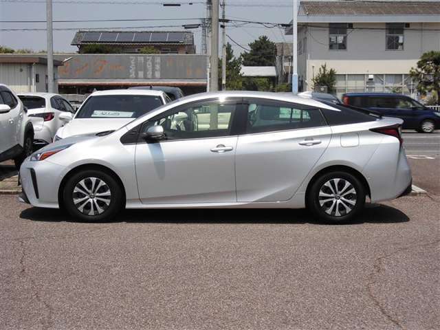 こちらの車両は雹による凹みが複数ございます。ご来店の上、現車の確認をお願い致します。