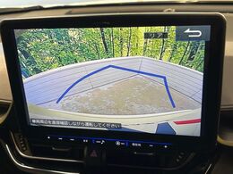 【バックカメラ】駐車時に後方がリアルタイム映像で確認できます。大型商業施設や立体駐車場での駐車時や、夜間のバック時に大活躍！運転スキルに関わらず、今や必須となった装備のひとつです！