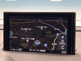 ●メモリー純正ナビ:一体感のあるナビは、高級感ある車内を演出してくれます。オーディオ機能も充実しておりますので、運転もより楽しめます♪