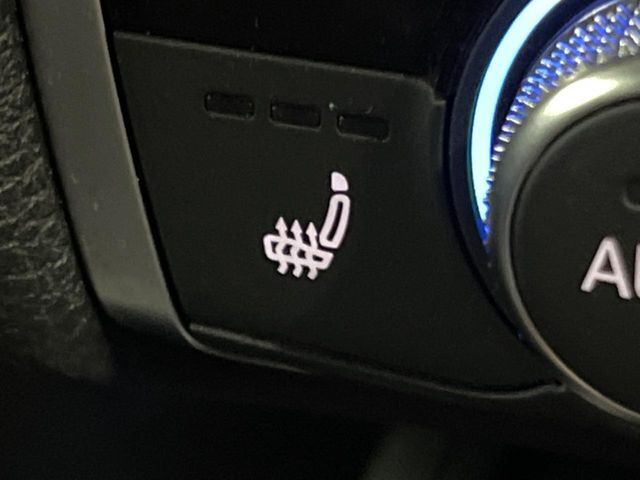 ●フロントシートヒーティング：運転席・助手席共に三段階で調節が可能なシートヒーターを装備しております。季節を問わず快適にご使用いただけます。