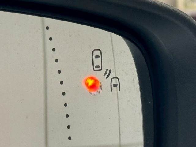 【ブラインドスポットモニター（BSM）】車線変更時に車両後方から来る車両を検知し安全をサポートする装置です。